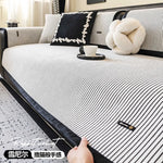 Une élégante chambre de style minimaliste avec des accents noirs et blancs, des coussins décoratifs et une tasse de café sur le lit.