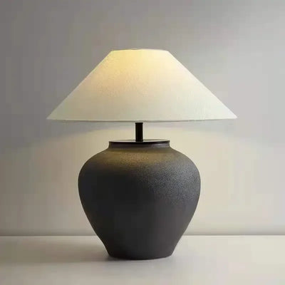 Lampadaire en céramique vintage rétro avec abat-jour vert dans une chambre