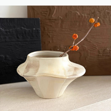 vase moderne sculptural blanc beige gris vert texturé fleurs séchées liquide brun decoration table