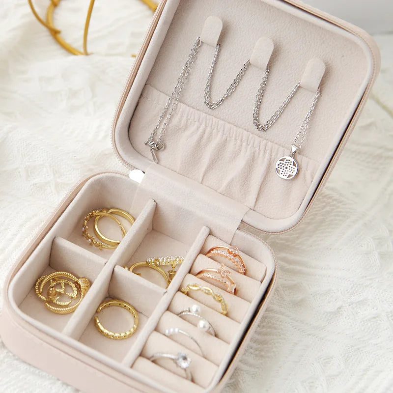 boîte bijoux velours moderne noir rose beige glissière compartiments bagues bracelets oreilles