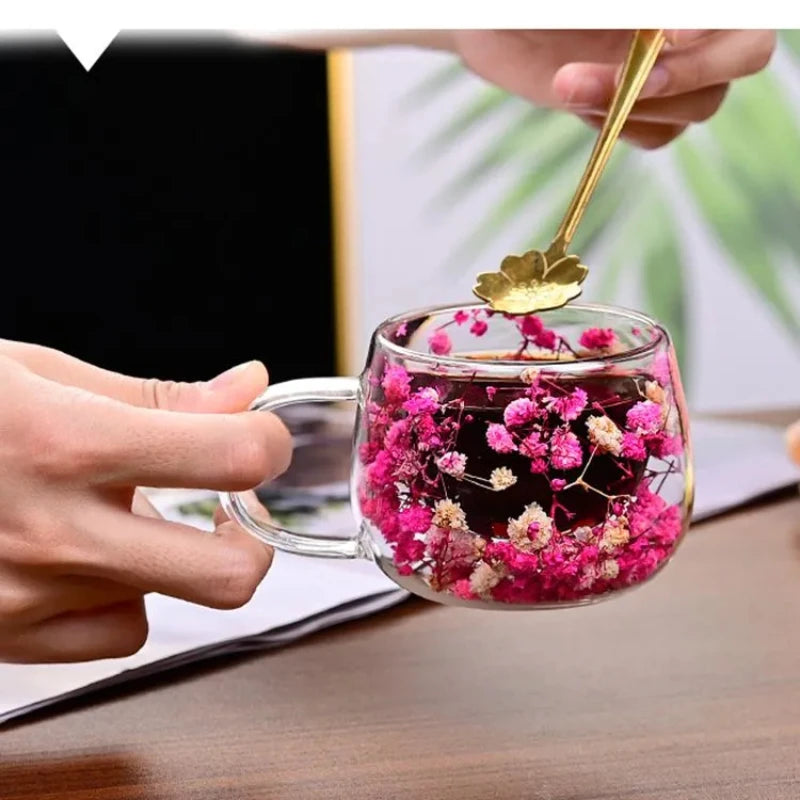 tasse verre double paroi fleurs séchées transparente poignée cuillère dorée moderne