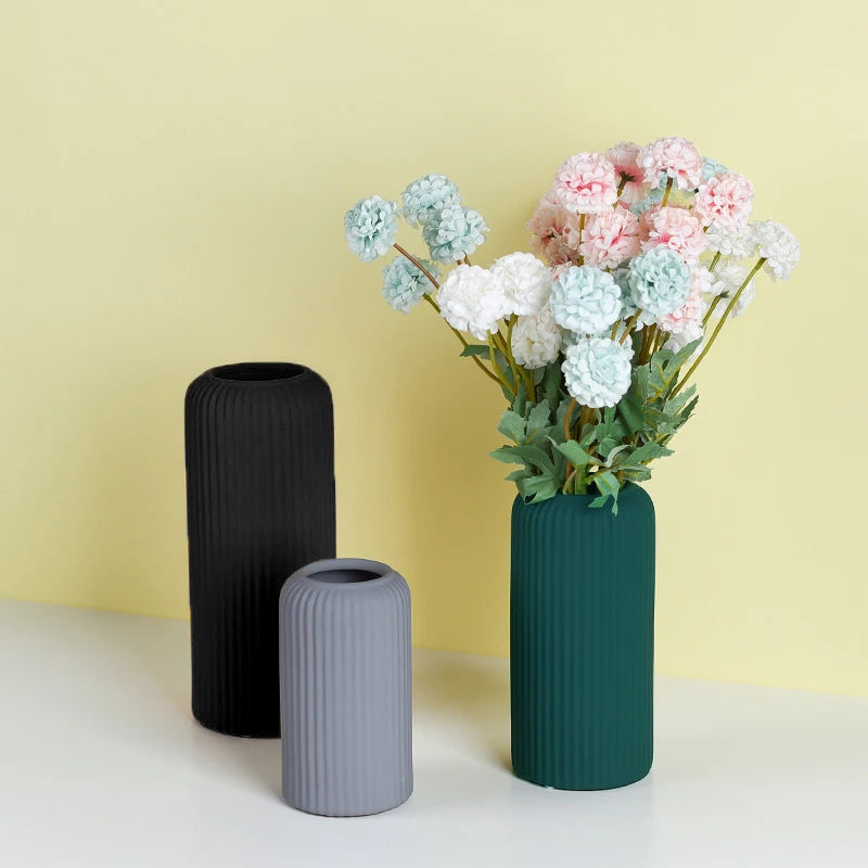 vases décoratifs modernes plastique blanc noir gris vert rayures verticales fleurs maison mariage