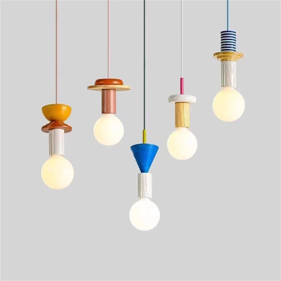 suspension luminaire bois moderne ampoule edison câble suspendu couleurs variées formes géométriques