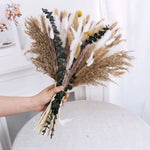 bouquets pampas marron clair beige blanc feuilles vertes plumes blanches décoration intérieure mariage boho