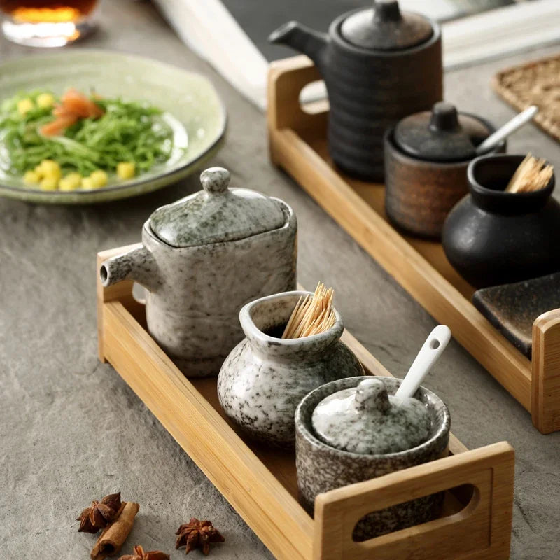 pot condiments porcelaine broyeur épices cuillère fleurs blanches motifs floraux rustique