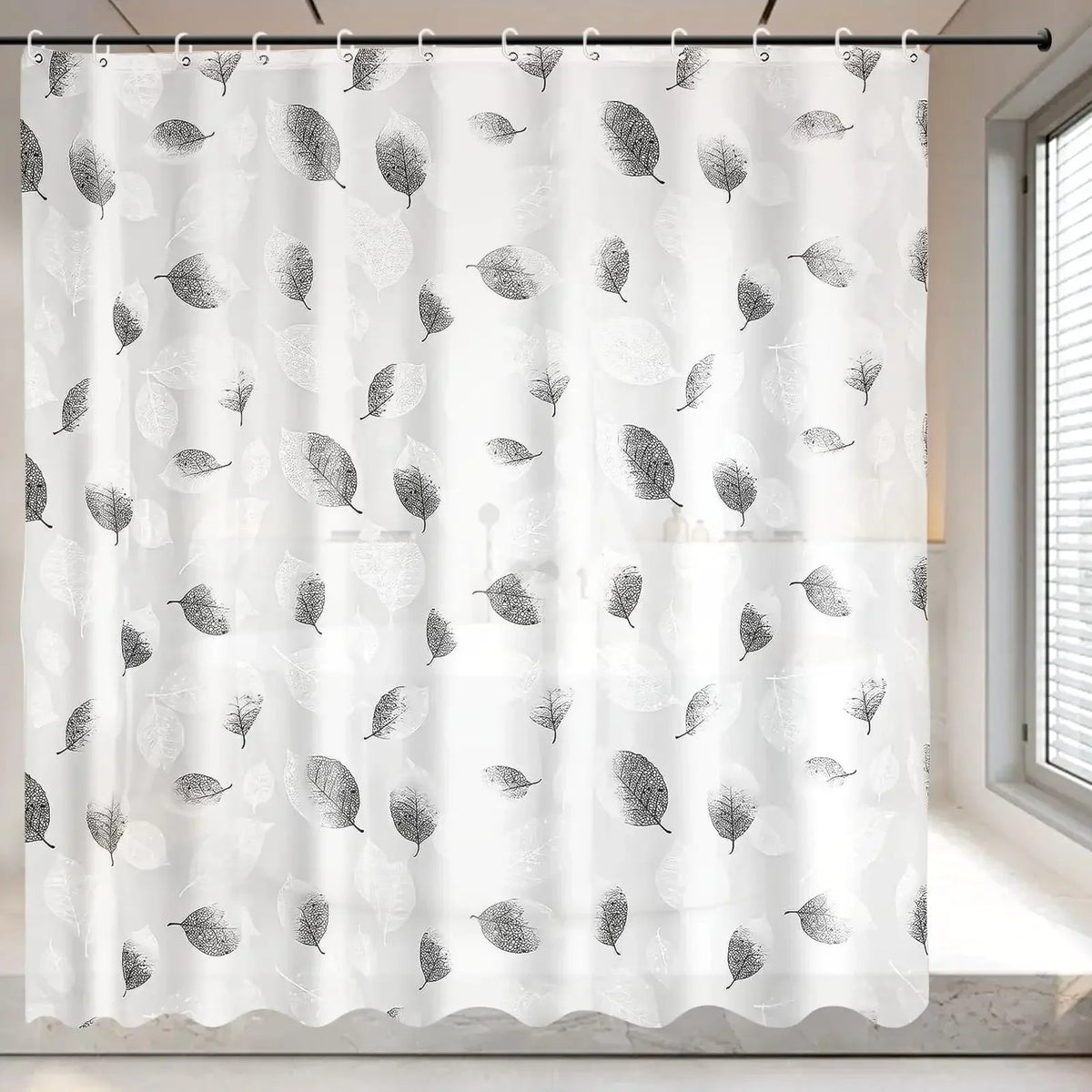 rideau douche moderne feuilles noires blanc semi transparent anneaux métalliques gris toilette