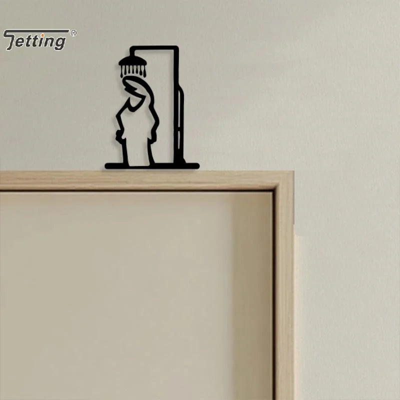 Détail des lignes minimalistes de la figurine de douche noire