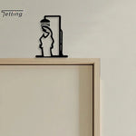 Détail des lignes minimalistes de la figurine de douche noire