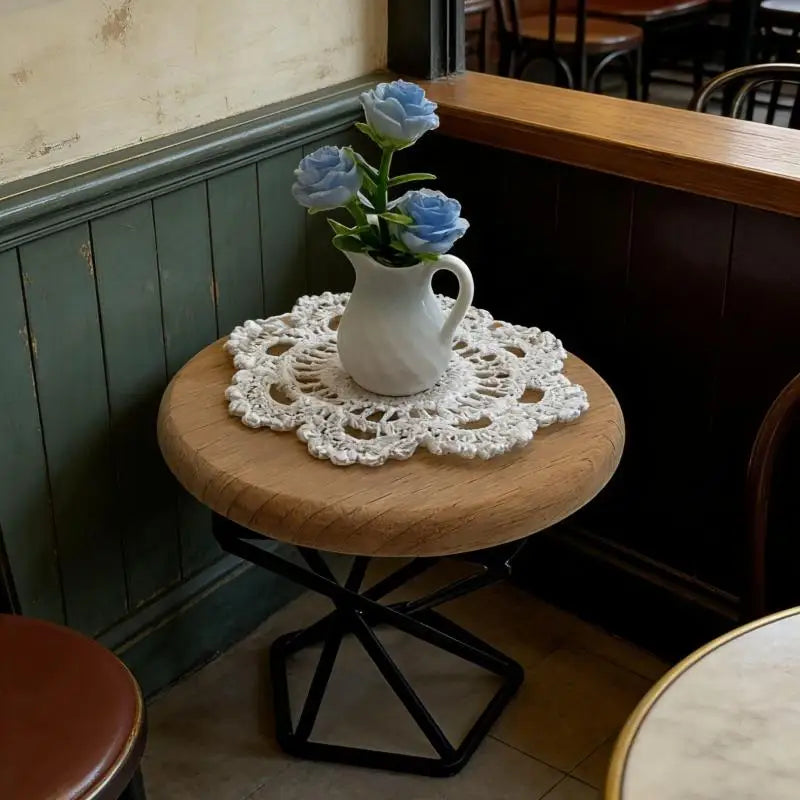 table pliante miniature moderne tissu blanc vase fleurs artificielles bleues texture bois minimaliste