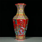 vase hexagonal ornements floraux oiseaux motifs géométriques rouge jaune bleu art traditionnel