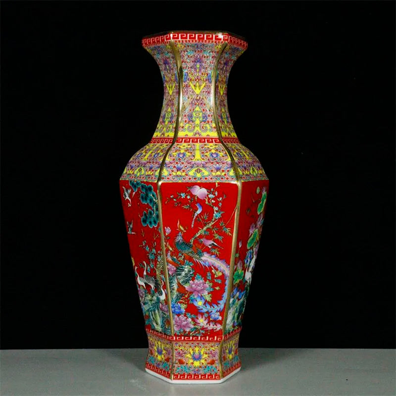 vase hexagonal ornements floraux oiseaux motifs géométriques rouge jaune bleu art traditionnel