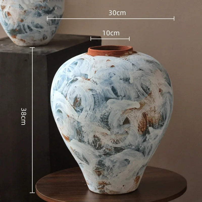 vase artisanal bleu blanc marron marbré rustique arrangement floral branches fruits decoration intérieure