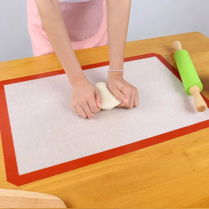 tapis cuisson silicone texturé blanc bord rouge moderne cuisine pâtisserie facile utilisation nettoyage résistant