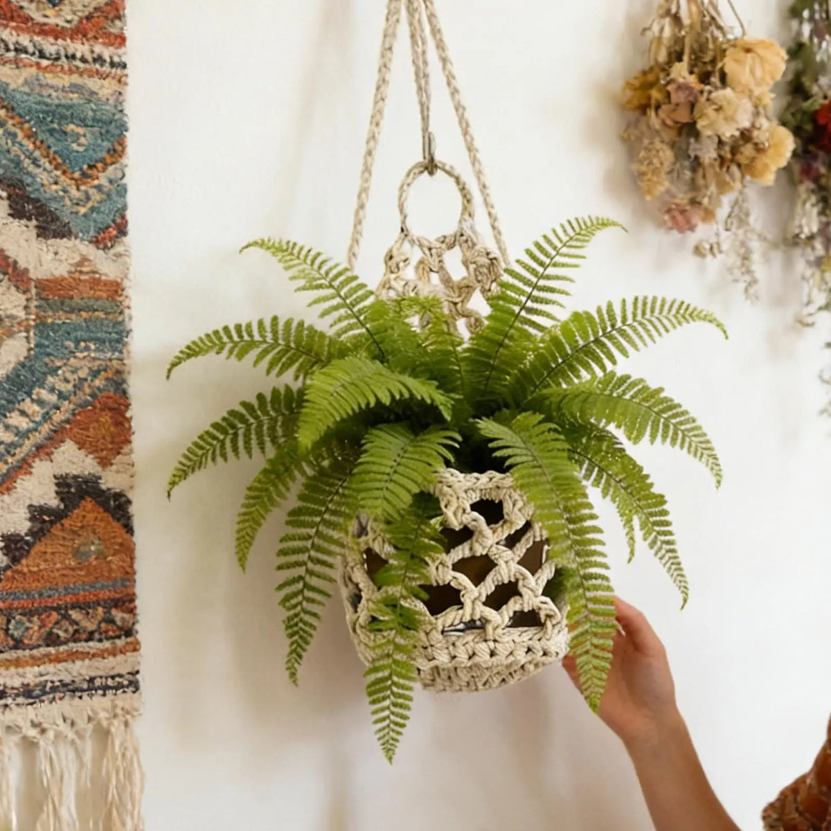 panier suspendu boho tissé main motif géométrique beige clair annuaire métalintérieurcoration