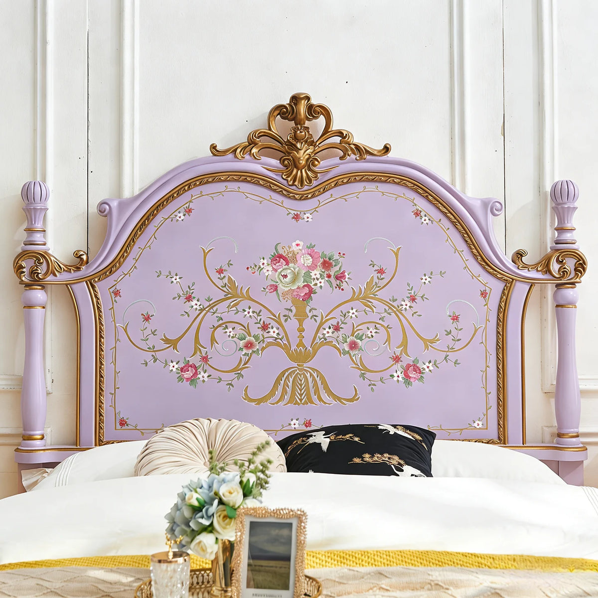 lit violet classique tête lit fleuri ornementation baroque doré chambre coucher moderne minimaliste