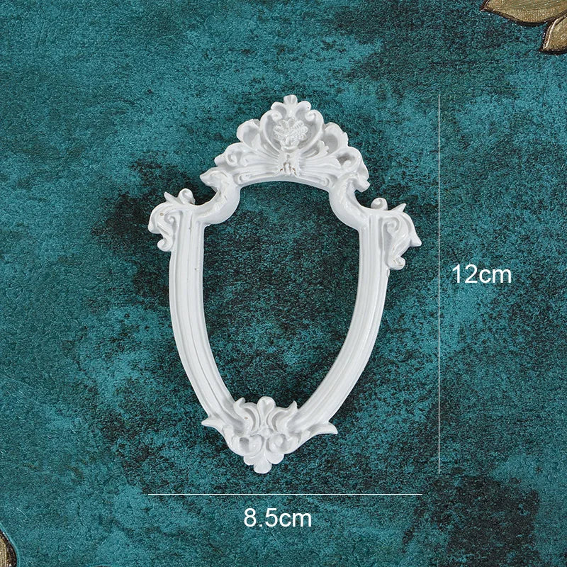 cadre photo blanc ornements floraux relief classique baroque accessoire décoration muriale papillon ruban plume