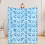 couverture sieste douce microfibre bleue blanche motif rayures points femme