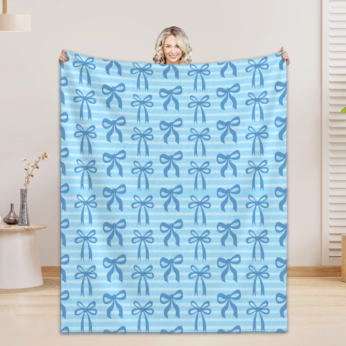 couverture sieste douce microfibre bleue blanche motif rayures points femme