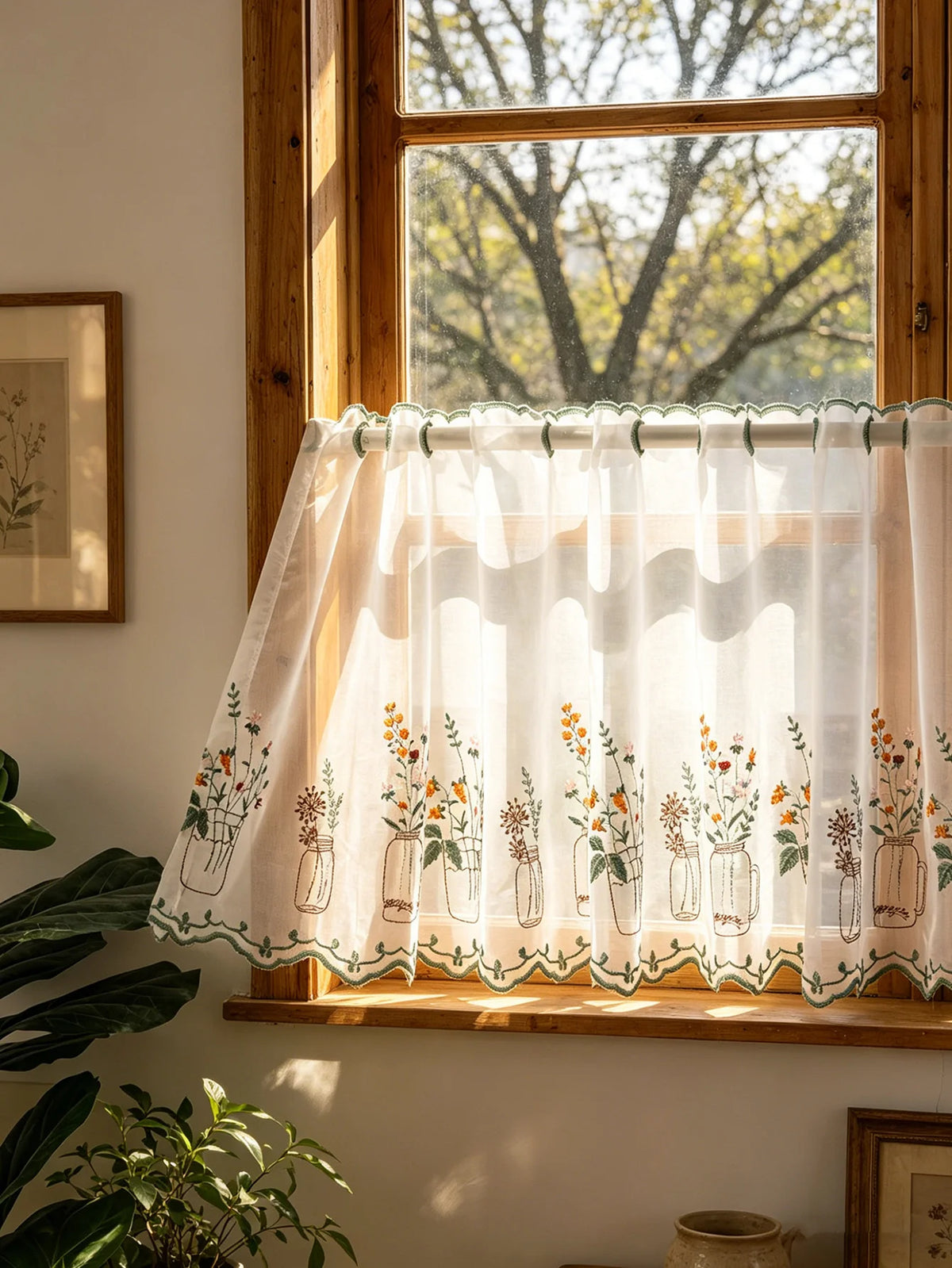 rideau brodé fleurs pots verts transparent rustique fenêtre cuisine anneaux métalliques decoration interieur