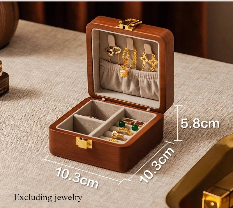 boîte bijoux bois marron clair intérieur gris tissu fermeture dorée rangement bijoux classique respectueux