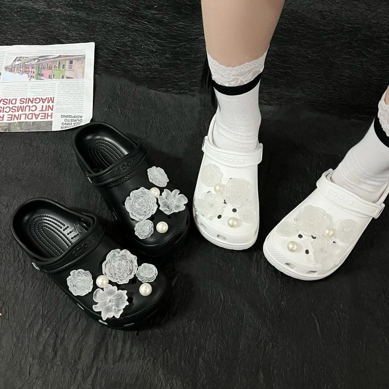 boucles sabots noirs fleurs blanches adhésif métal décoratives féminines accessoire chaussures tendance