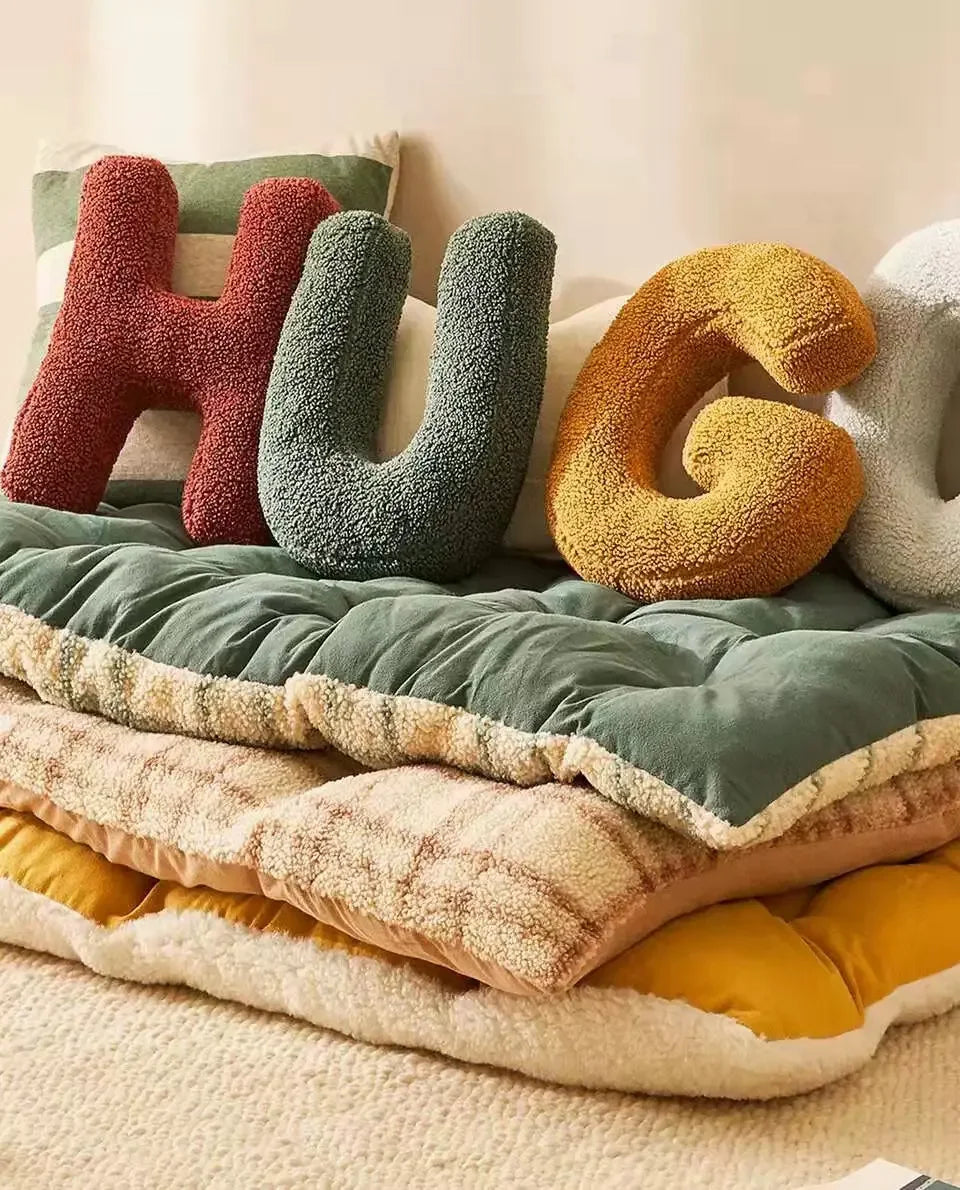 coussin peluche alphabet lettre enfant décoration chambre bébé doux coton bleu rouge beige vert