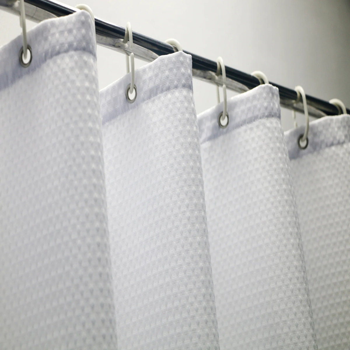 rideau douche blanc texture points moderne anneaux métalliques polyester opacité chambre salle bain
