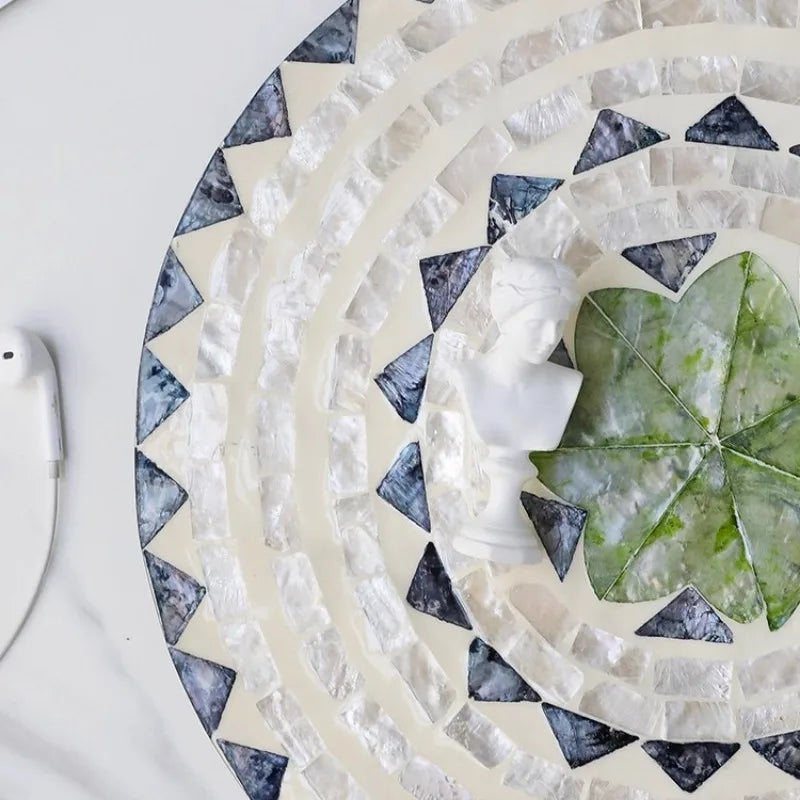 assiettes rondes mosaïque moderne blanc gris verte décoration table haut gamme motifs géométriques