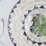 assiettes rondes mosaïque moderne blanc gris verte décoration table haut gamme motifs géométriques
