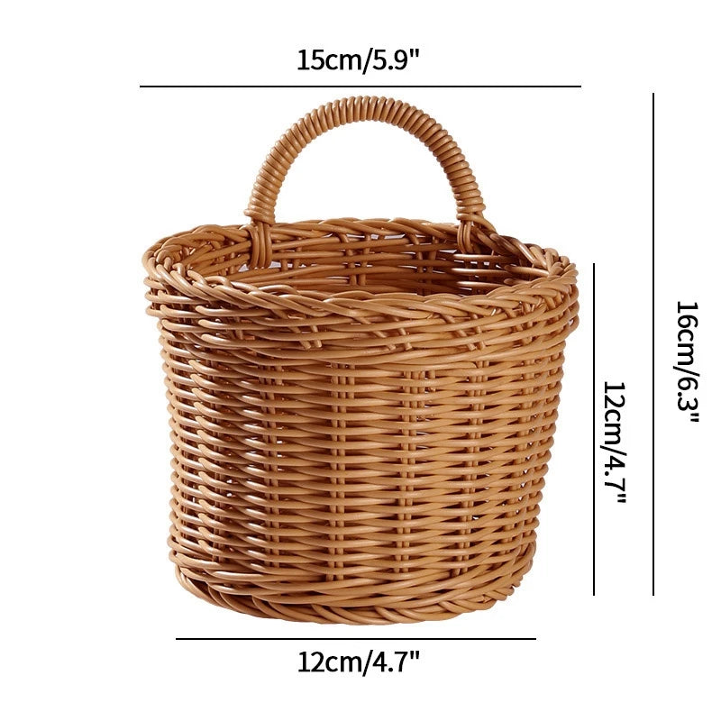panier osier marron clair tressé rustique crochets transparents oignons herbes aromatiques fleurs blancs