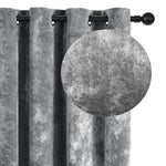 Rideaux gris foncé filtrant la lumière dans une chambre