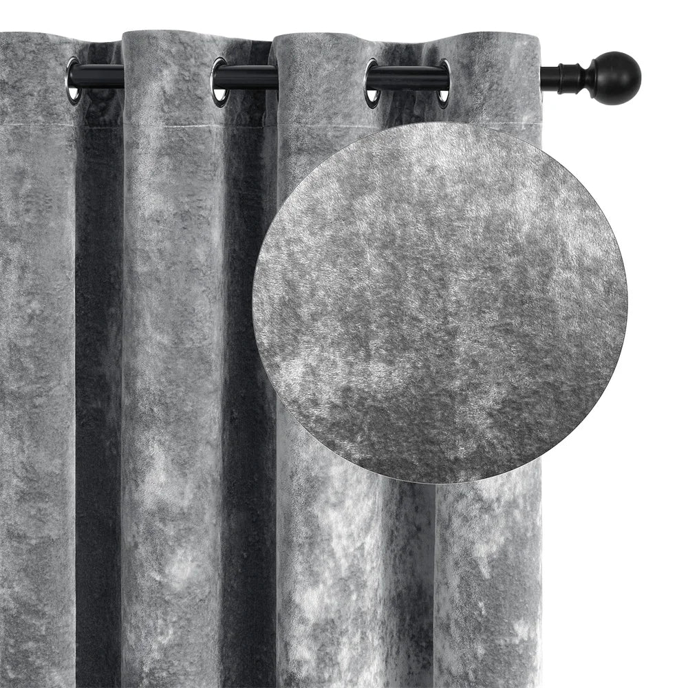 Rideaux gris foncé filtrant la lumière dans une chambre