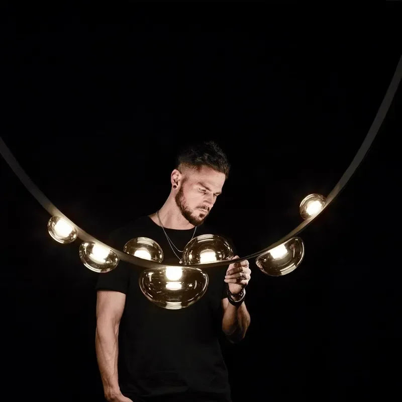 Suspension lumineuse contemporaine boules translucides structure métallique noir marron doré minimaliste