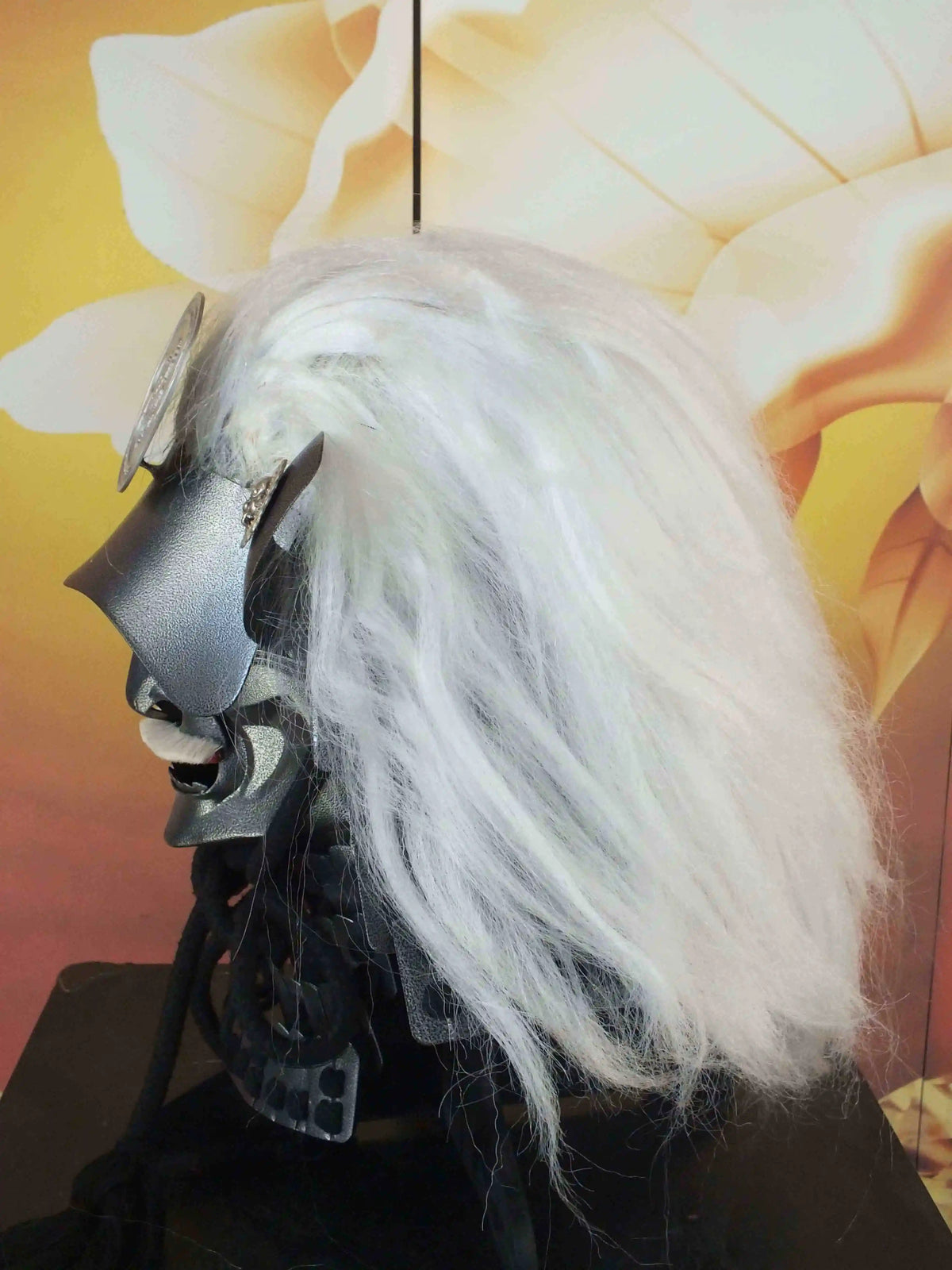 masque traditionnel japonais noir blanc doré détails sculptés texture métallique artisanal fixations tringles