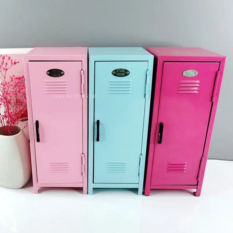 armoire métallique vintage rose bleu clair porte cadenas étagère intérieure rangement jouets