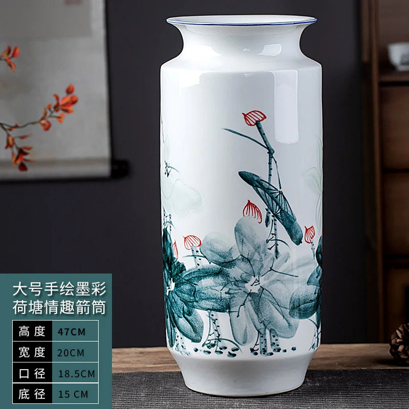 Un magnifique vase en porcelaine décoré de motifs floraux en rouge et vert, représentant une scène naturelle apaisante.