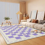 Un salon élégant avec un canapé crème, un tapis à carreaux violets et blancs, une table basse en bois et une lampe de sol, créant une ambiance chaleureuse et apaisante.