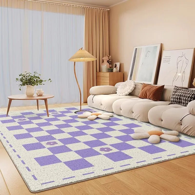 Un salon élégant avec un canapé crème, un tapis à carreaux violets et blancs, une table basse en bois et une lampe de sol, créant une ambiance chaleureuse et apaisante.