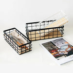 paniers rangement métal noir blanc maille moderne tissu beige cuillère fourchette plante artificielle bouteille