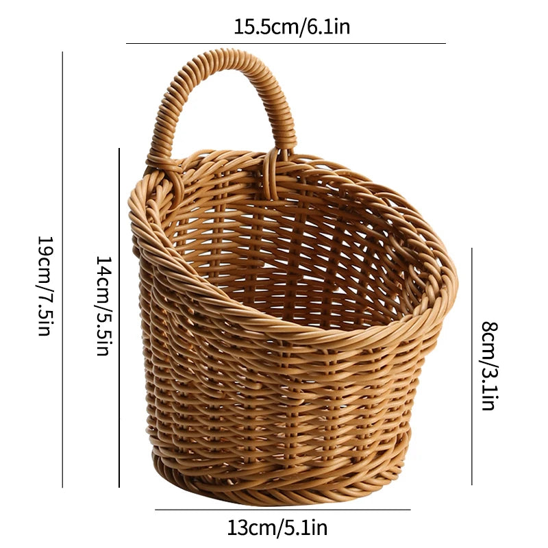 panier osier marron clair tressé rustique crochets transparents oignons herbes aromatiques fleurs blancs