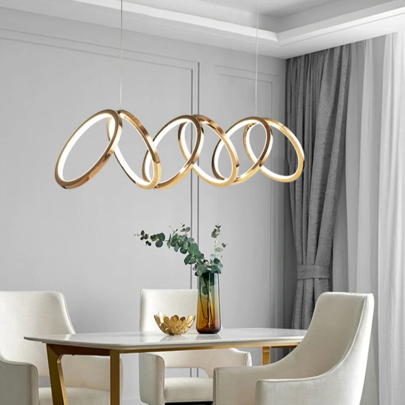suspension lumineuse moderne or anneaux superposés salon restaurant led chambre principale