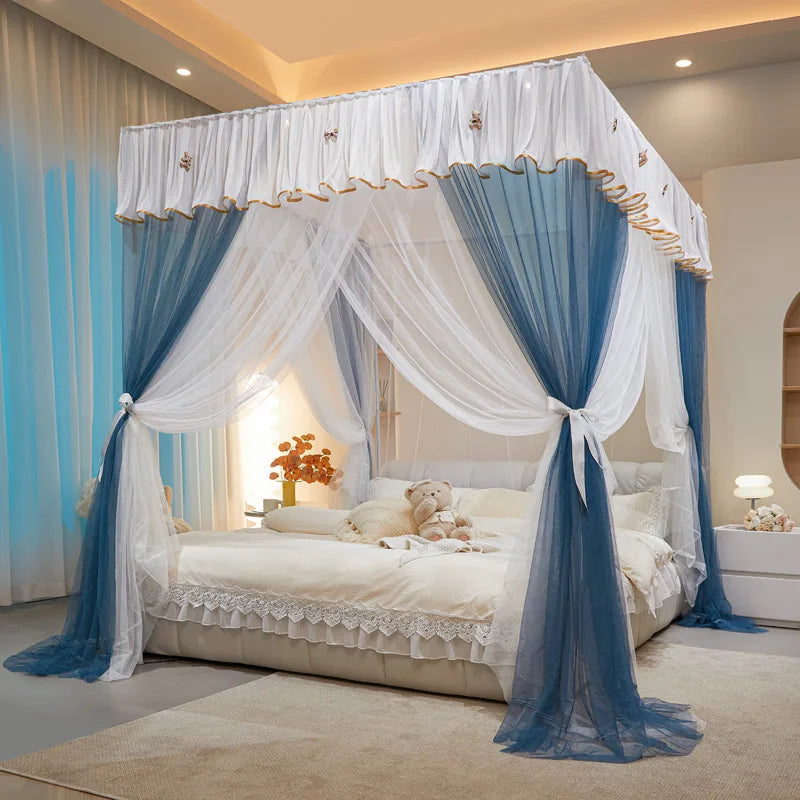 Une chambre à coucher féminine avec un grand lit à baldaquin blanc et bleu, entourée de rideaux légers pour créer un cadre intime et romantique.