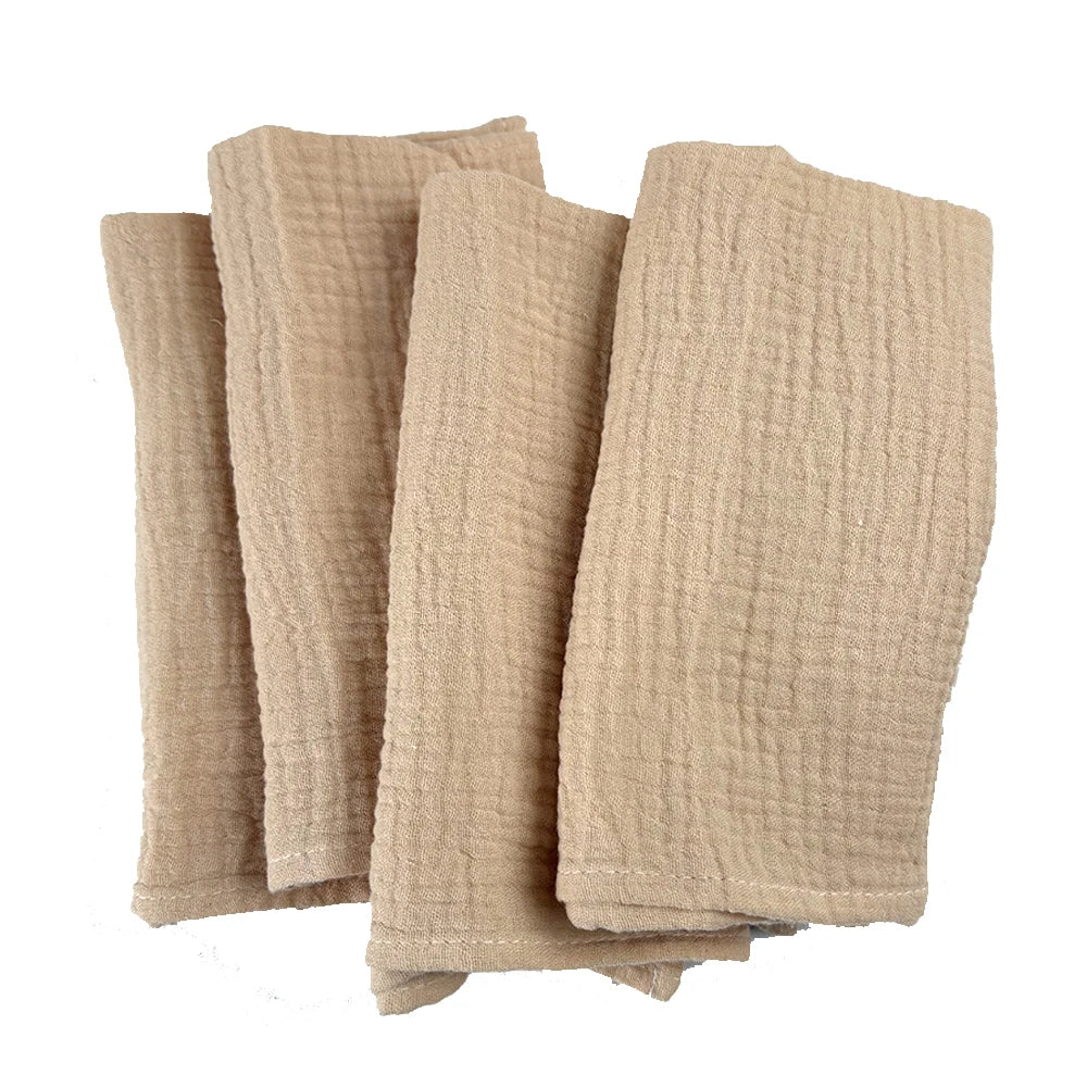 Une pile de serviettes en coton beige empilées.