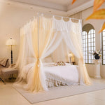 Une chambre à coucher spacieuse et lumineuse, avec un grand lit à baldaquin blanc et des rideaux transparents qui ajoutent une touche de romantisme.