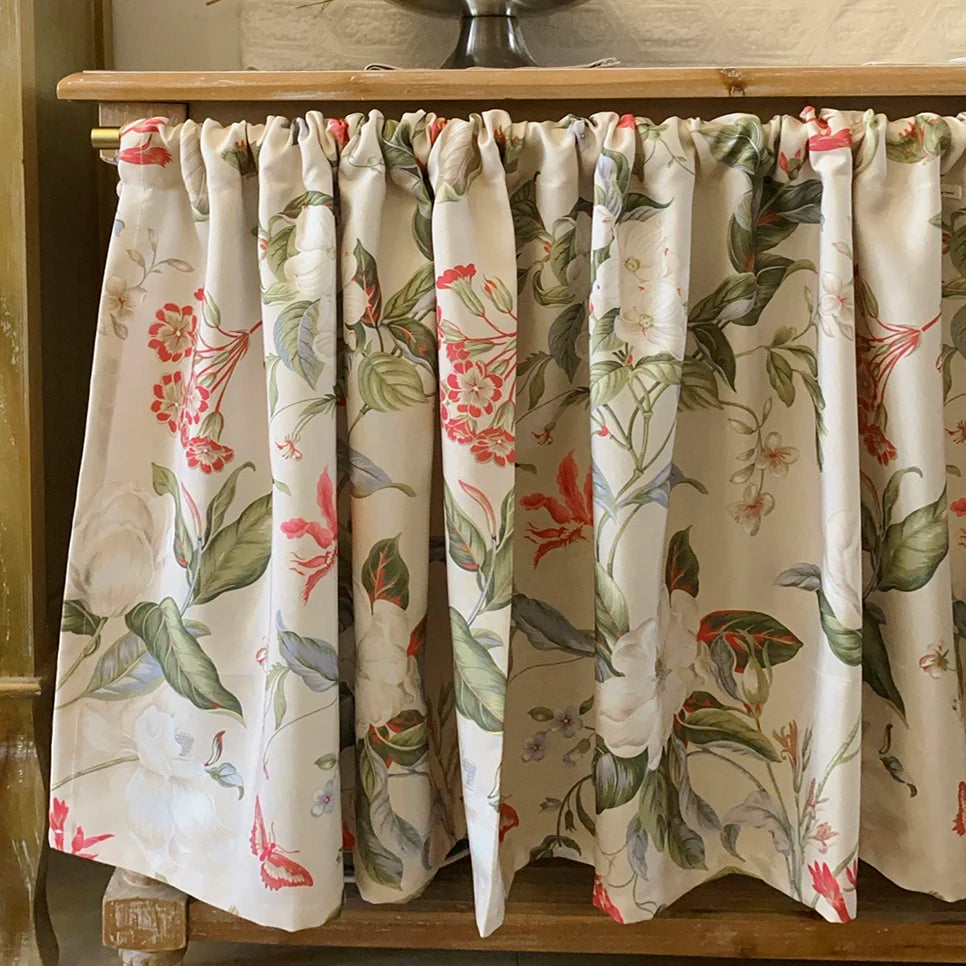 rideau floral vintage opalescent plante papillon blanc vert rouge maison