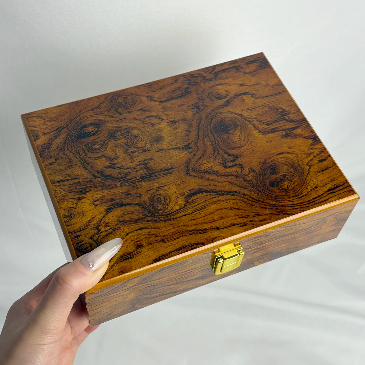 boîte rangement bois laqué marron foncé veines naturelles boutons dorés bijoux accessoires emballage cadeau