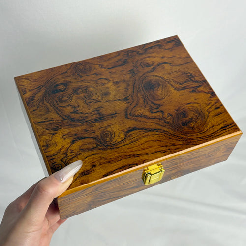 boîte rangement bois laqué marron foncé veines naturelles boutons dorés bijoux accessoires emballage cadeau
