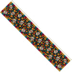 Un motif floral coloré et dynamique composé de crânes de sucre mexicains traditionnels et de fleurs variées sur un fond noir.