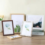 cadres photo bois clair marron modernes minimalistes suspensions posées impressions florales