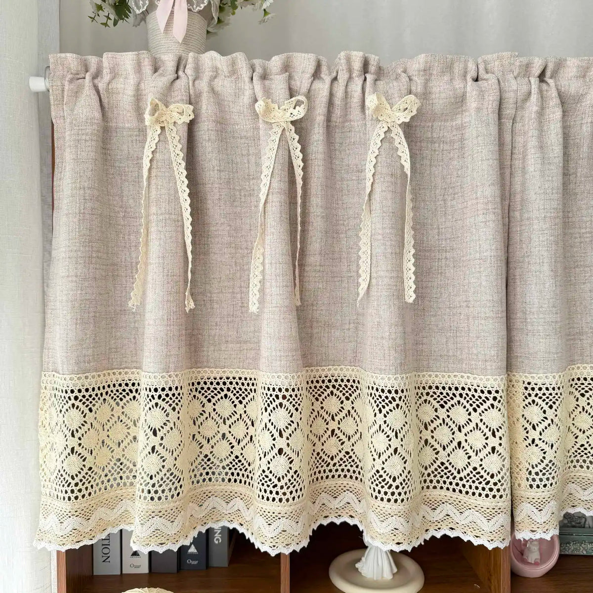 rideau beige clair texture lin bordure dentelle classique rustique fleuri maison